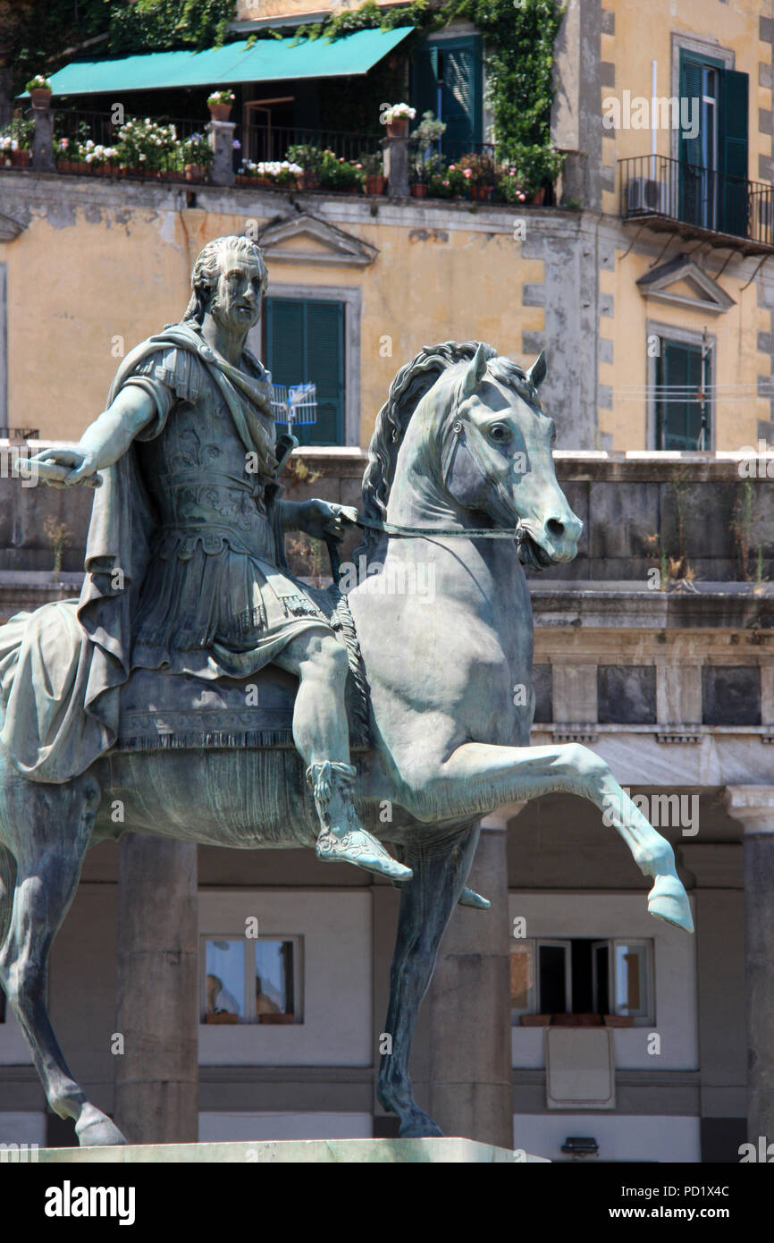 Un monumento di Carlo III di Spagna in Piazza del Plebiscito a Napoli, Italia Foto Stock