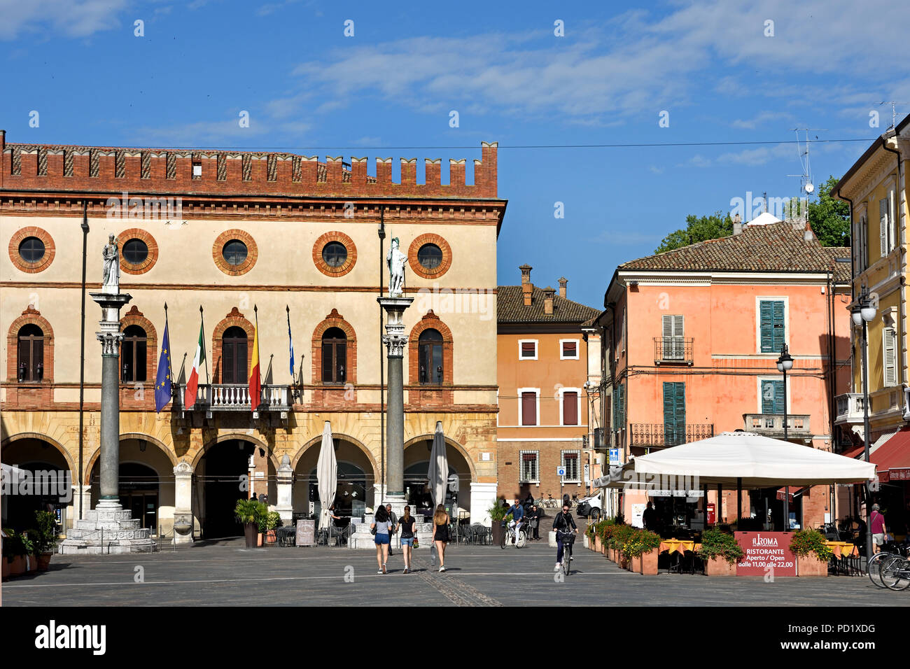 Town Square Piazza del Popolo con doppie colonne e statue in Ravenna Italiano ,Emilia-Romagna , nel nord, Italia, Foto Stock