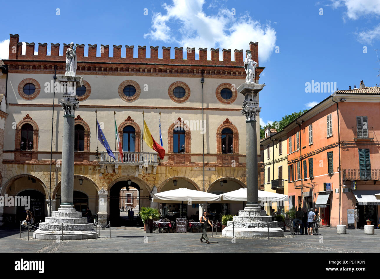 Town Square Piazza del Popolo con doppie colonne e statue in Ravenna Italiano ,Emilia-Romagna , nel nord, Italia, Foto Stock