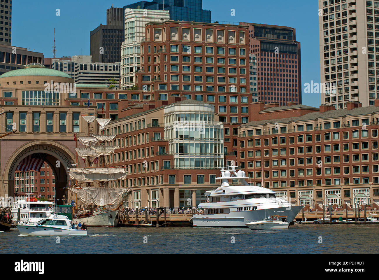 Nave a vela e barche a vela Boston Tall Ship Festival, Boston Harbor, nella contea di Suffolk, Massachusetts, STATI UNITI D'AMERICA Foto Stock