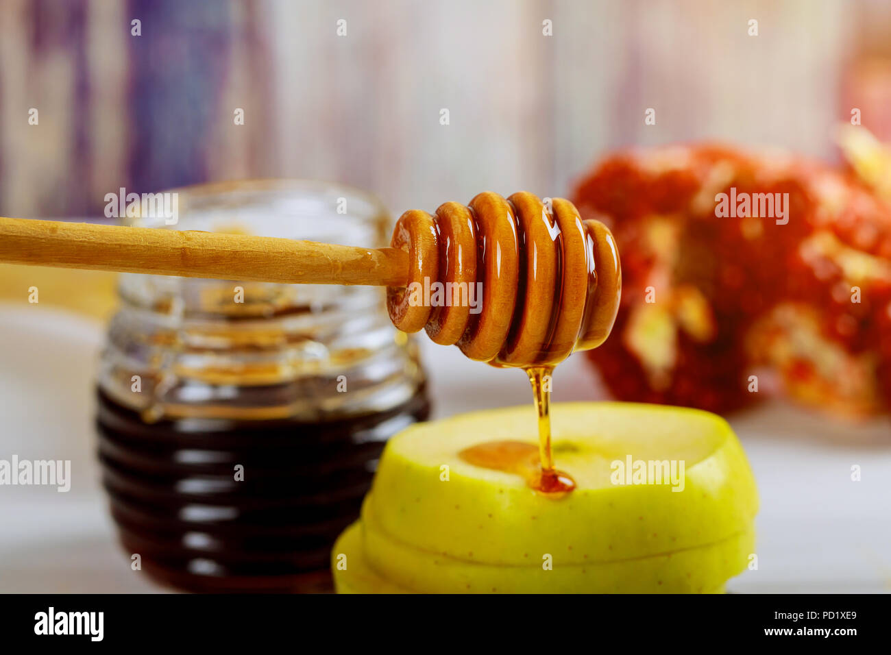 Il miele, apple e melograno sul tavolo di legno shofar, miele e melograno su sfondo bokeh di fondo Foto Stock