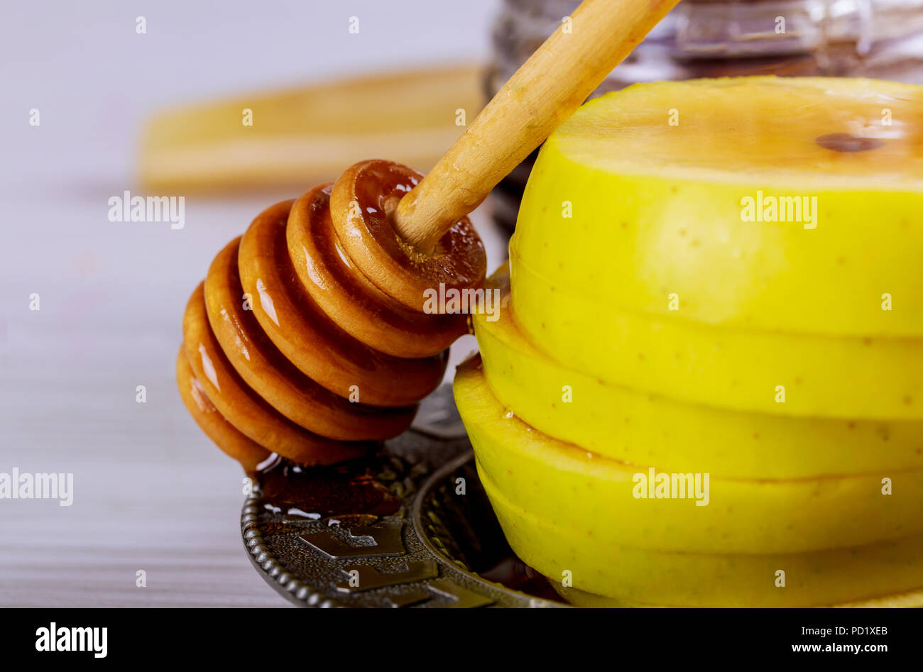 Vaso di miele con mele Rosh Hashana ebraico festa religiosa shofar, miele e melograno Foto Stock