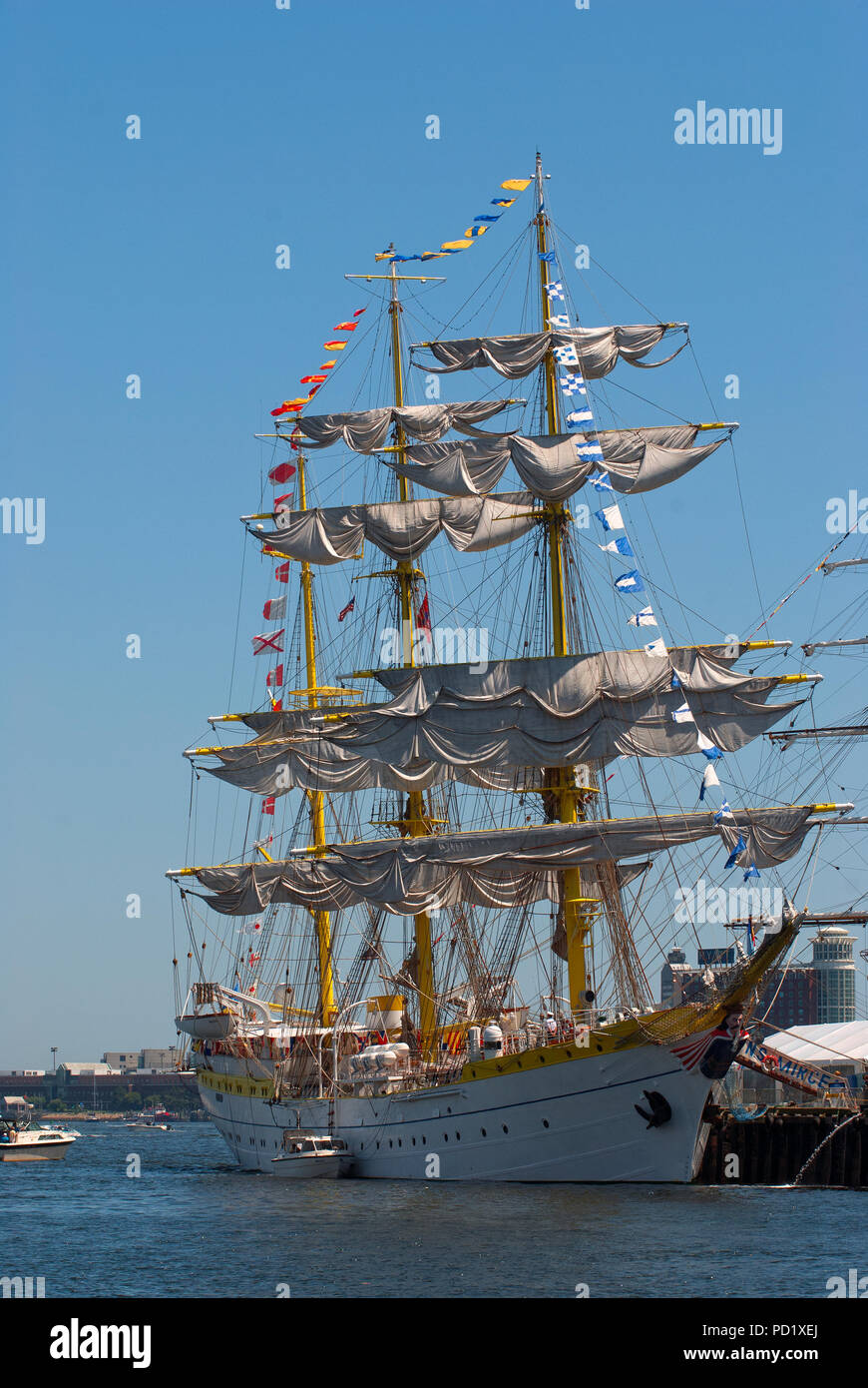 Barca a Vela Boston Tall Ship Festival, Boston Harbor, nella contea di Suffolk, Massachusetts, STATI UNITI D'AMERICA Foto Stock