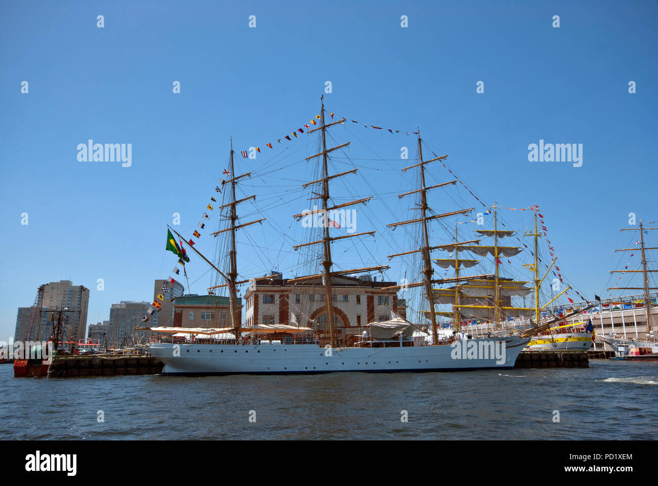 Barca a Vela Boston Tall Ship Festival, Boston Harbor, nella contea di Suffolk, Massachusetts, STATI UNITI D'AMERICA Foto Stock