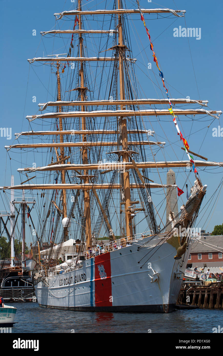 Stati Uniti La guardia costiera della nave a vela, vela Boston Tall Ship Festival, Boston Harbor, nella contea di Suffolk, Massachusetts, STATI UNITI D'AMERICA Foto Stock