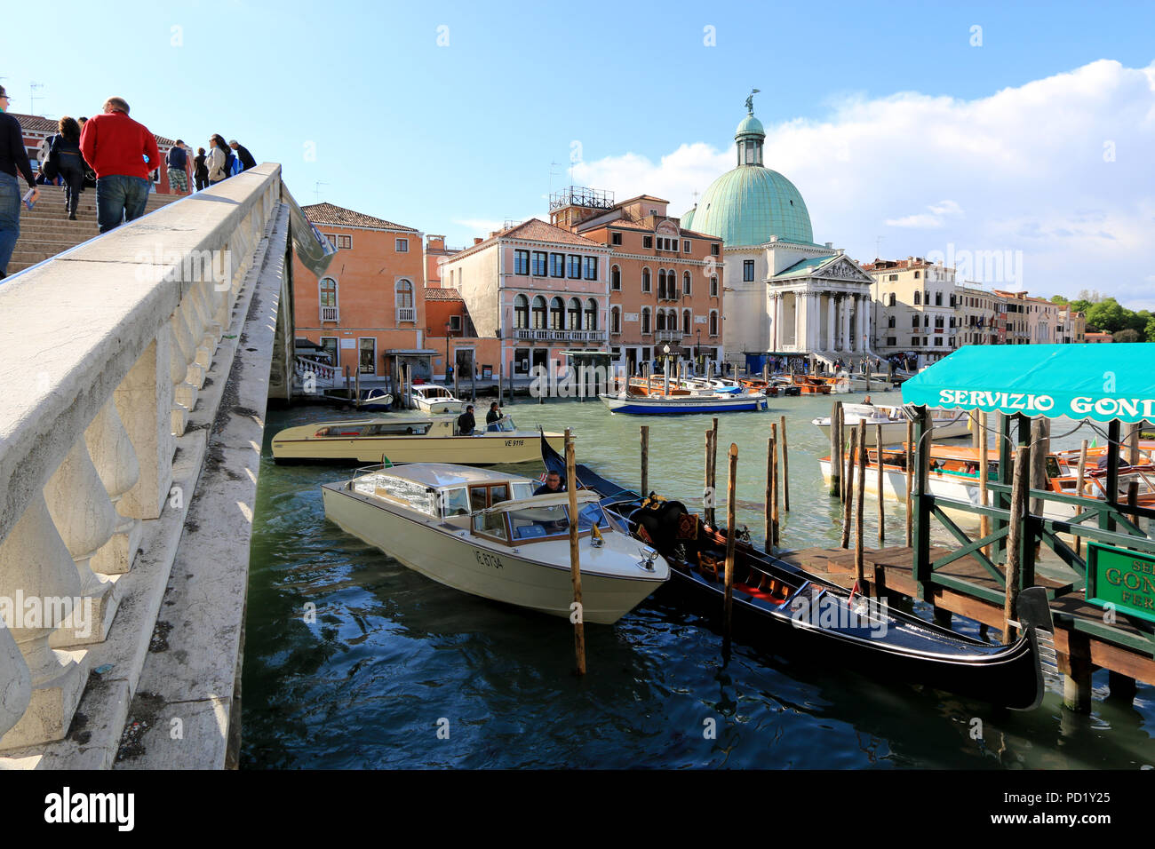 Chiesa di San Simeone Piccolo e il Ponte degli Scalzi (Ponte degli Scalzi) a Venezia, Italia Foto Stock