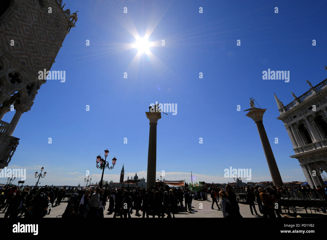 Sagome di due colonne di San Marco nella piazzetta di San Marco a Venezia, Italia Foto Stock