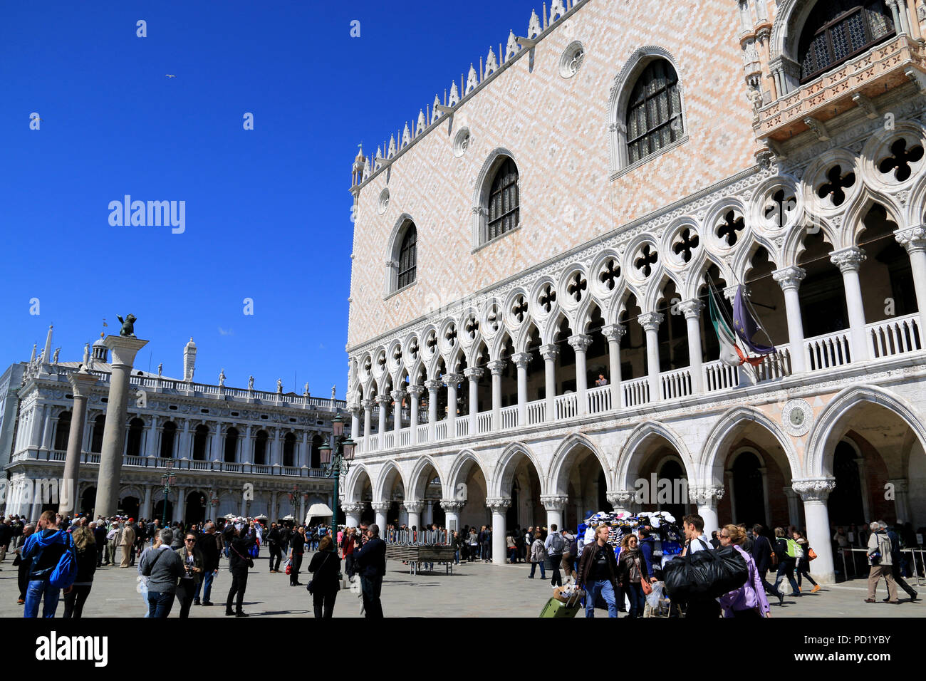 Il Palazzo del Doge, Jacopo Sansovino Biblioteca e le due colonne di San Marco nella piazzetta di San Marco a Venezia, Italia Foto Stock