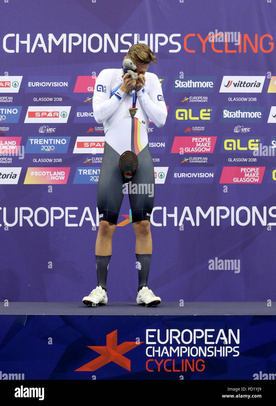 La Germania Domenic Weinstein sul podio dopo aver vinto la medaglia d'oro nella mens 4000m Inseguimento individuale durante il giorno quattro del 2018 Campionati Europei presso il Sir Chris Hoy Velodromo, Glasgow. Foto Stock
