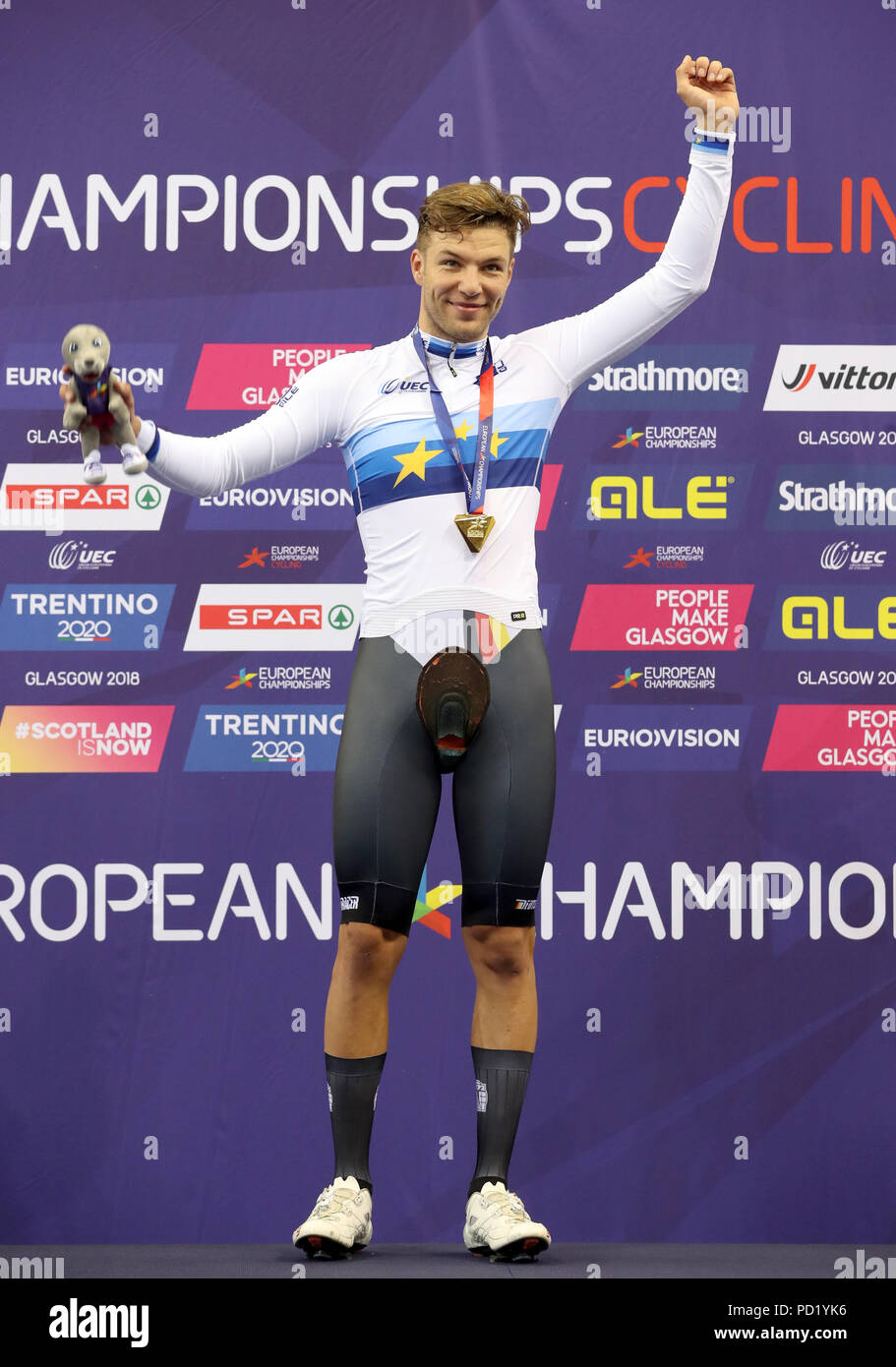 La Germania Domenic Weinstein sul podio dopo aver vinto la medaglia d'oro nella mens 4000m Inseguimento individuale durante il giorno quattro del 2018 Campionati Europei presso il Sir Chris Hoy Velodromo, Glasgow. Foto Stock
