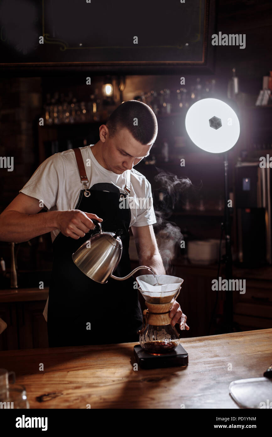 Barist è insegnamento per fare il caffè con chemex. officina Foto Stock