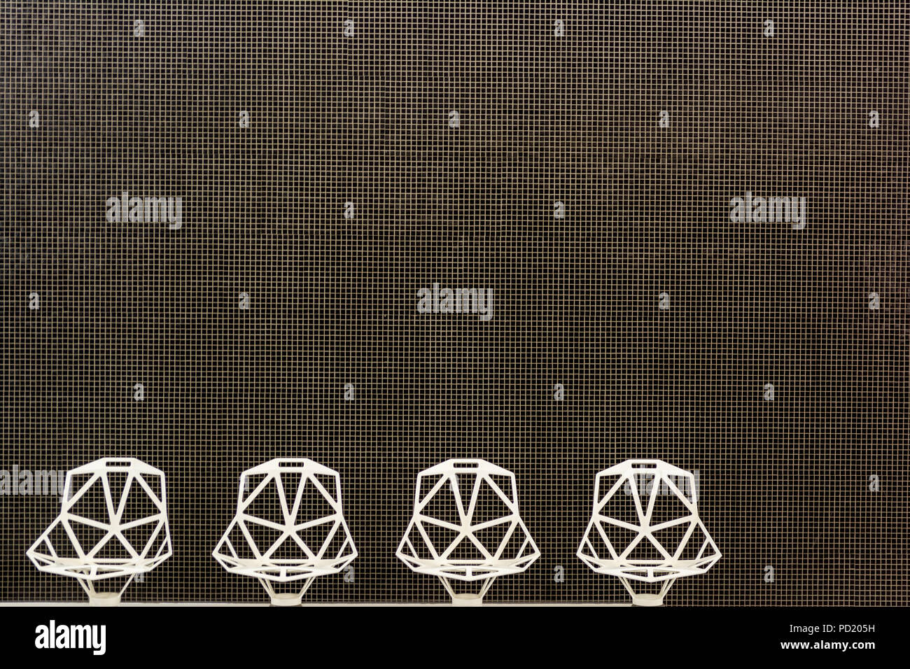 Architettura moderna struttura dettagli mozaic muro bianco e sedie di design. Foto Stock
