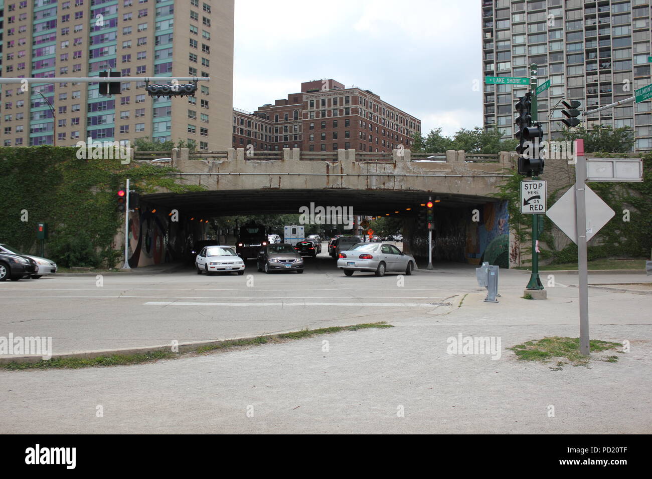 Le normali vie a Belmont Avenue ponte sul Lake Shore Drive in Chicago, Illinois su un luminoso giorno d'estate. Foto Stock