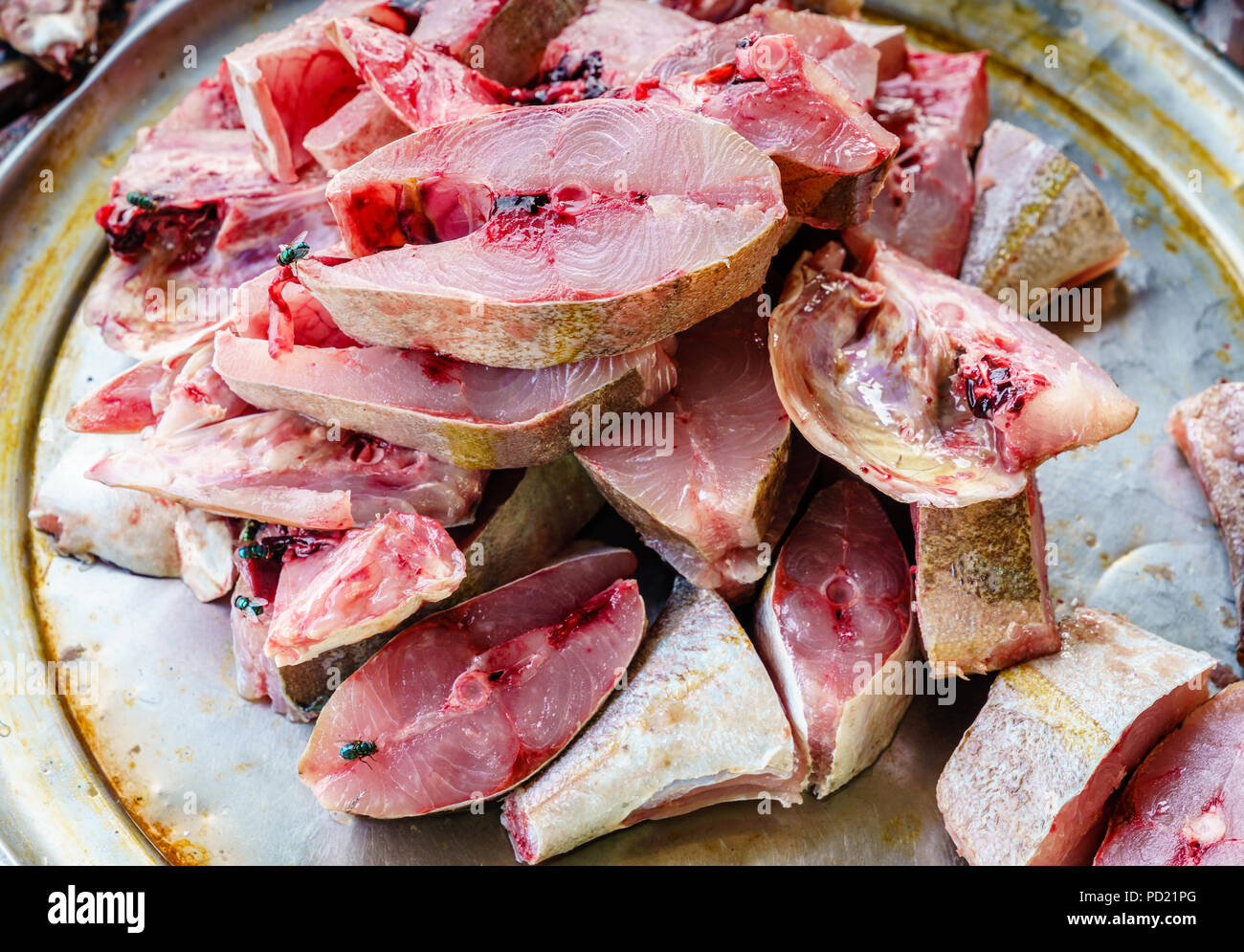 Tagliata di fresco pesce crudo su un piatto di portata Foto stock - Alamy