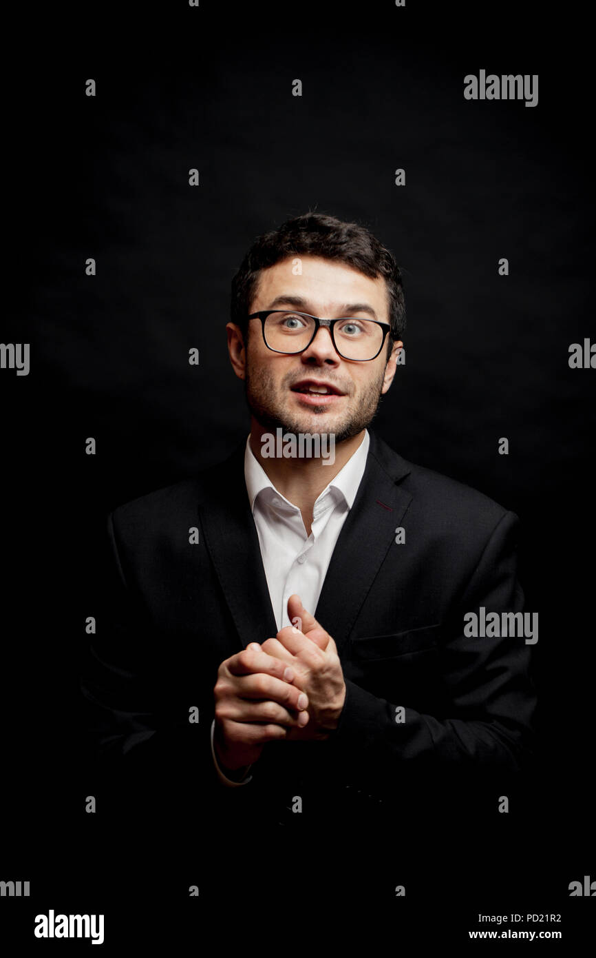 Bel uomo vestito formalmente è guardare la partita di calcio Foto Stock