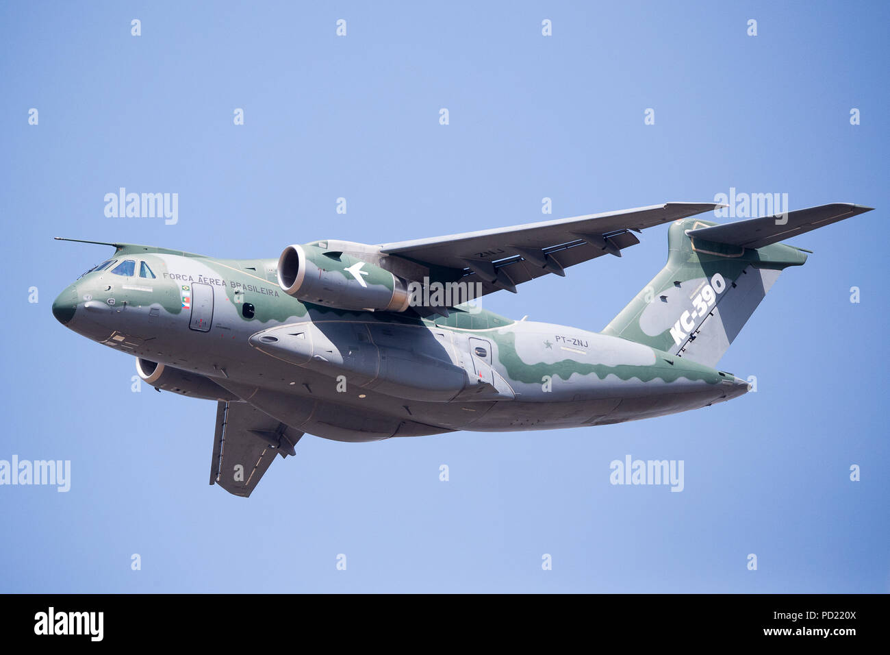 Embrear dimostrato l'agilità e maneggevolezza del KC-390 il piano di trasporto a Farnborough Airshow internazionale 2018 Foto Stock