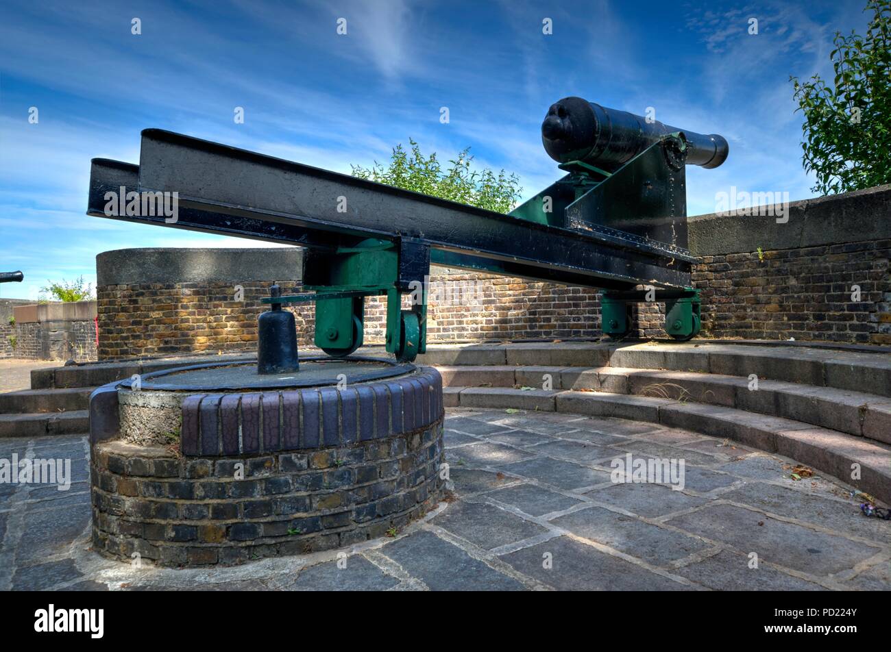London, Regno Unito - 23 Giugno 2018: Antico cannone su ruote su binari in grado di rapido cambiamento di direzione di rotazione ora utilizzato come decorazione adja Foto Stock