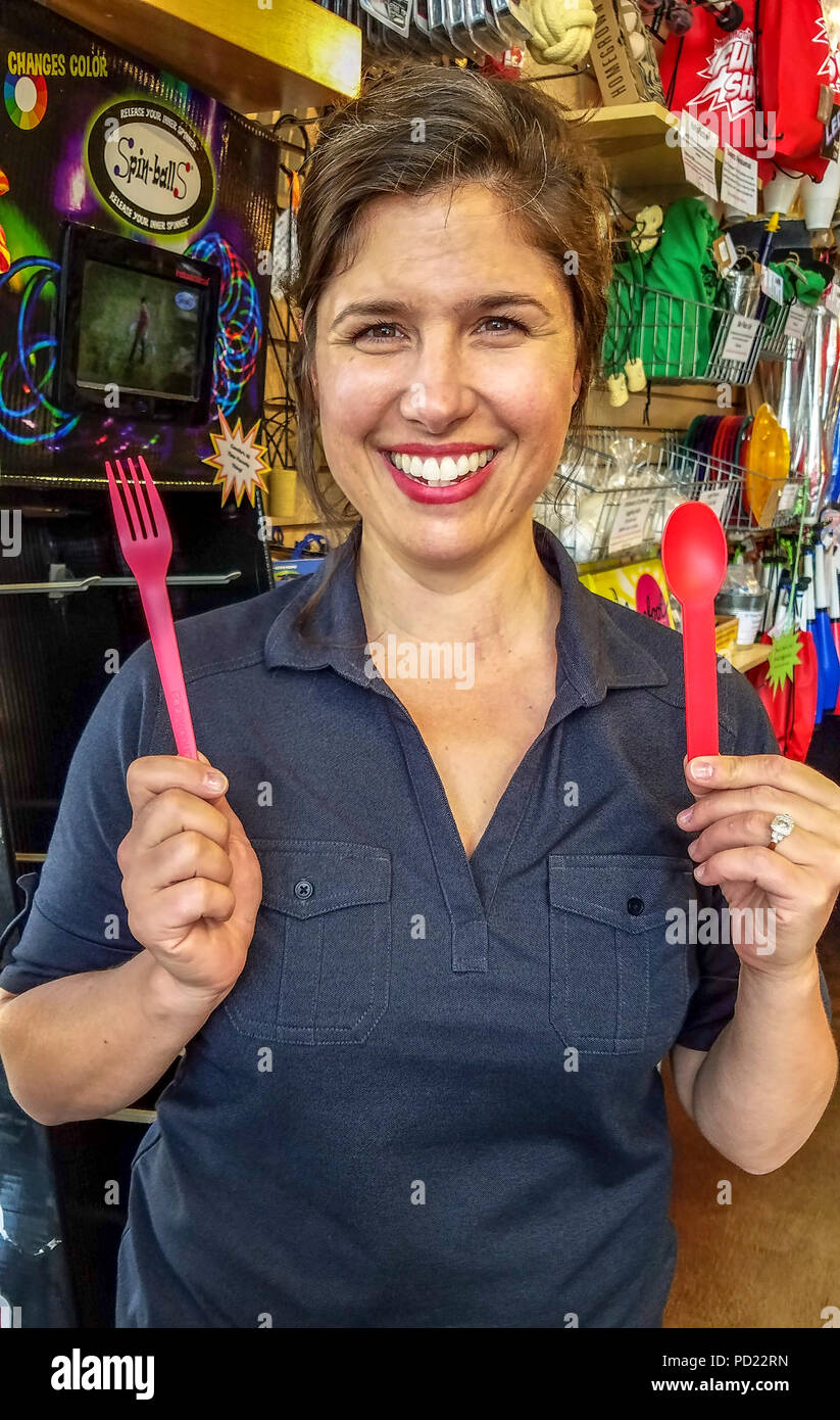 Camille Miller, proprietario di Mammoth Fun Shop in Mammoth Lakes, CA, mantiene la sua compostabile cucchiaio e forchetta, costituito da amido di mais. Foto Stock