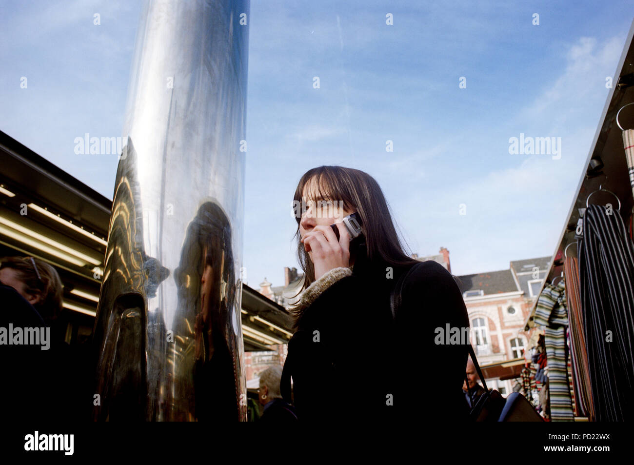 Una giovane donna di dover telefonare con il suo telefono cellulare (Belgio, 05/11/2004) Foto Stock