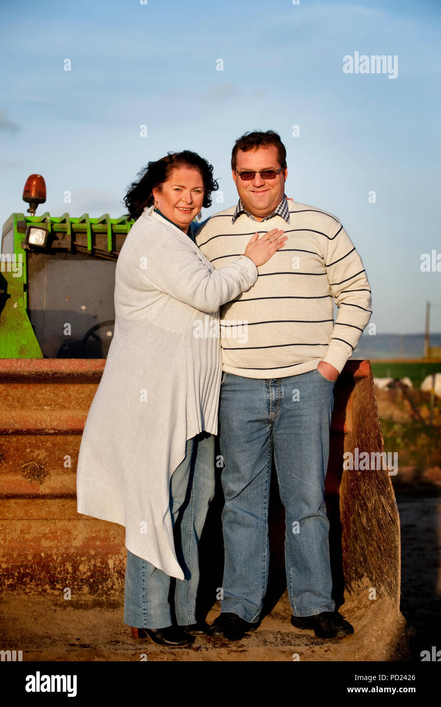 Christophe Victor e il suo nuovo partner Anne-Michelle, i partecipanti della televisione reality show L'Amour Est Dans Le Pré sul belga RTL-TVI channel Foto Stock