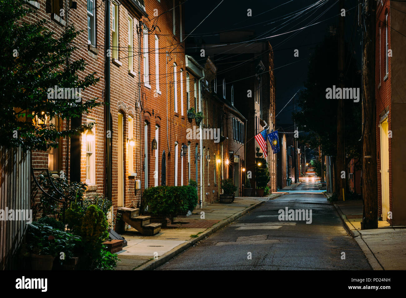 Bandiera americana e case a schiera in Bethel Street di notte, in Fells Point, Baltimore, Maryland Foto Stock