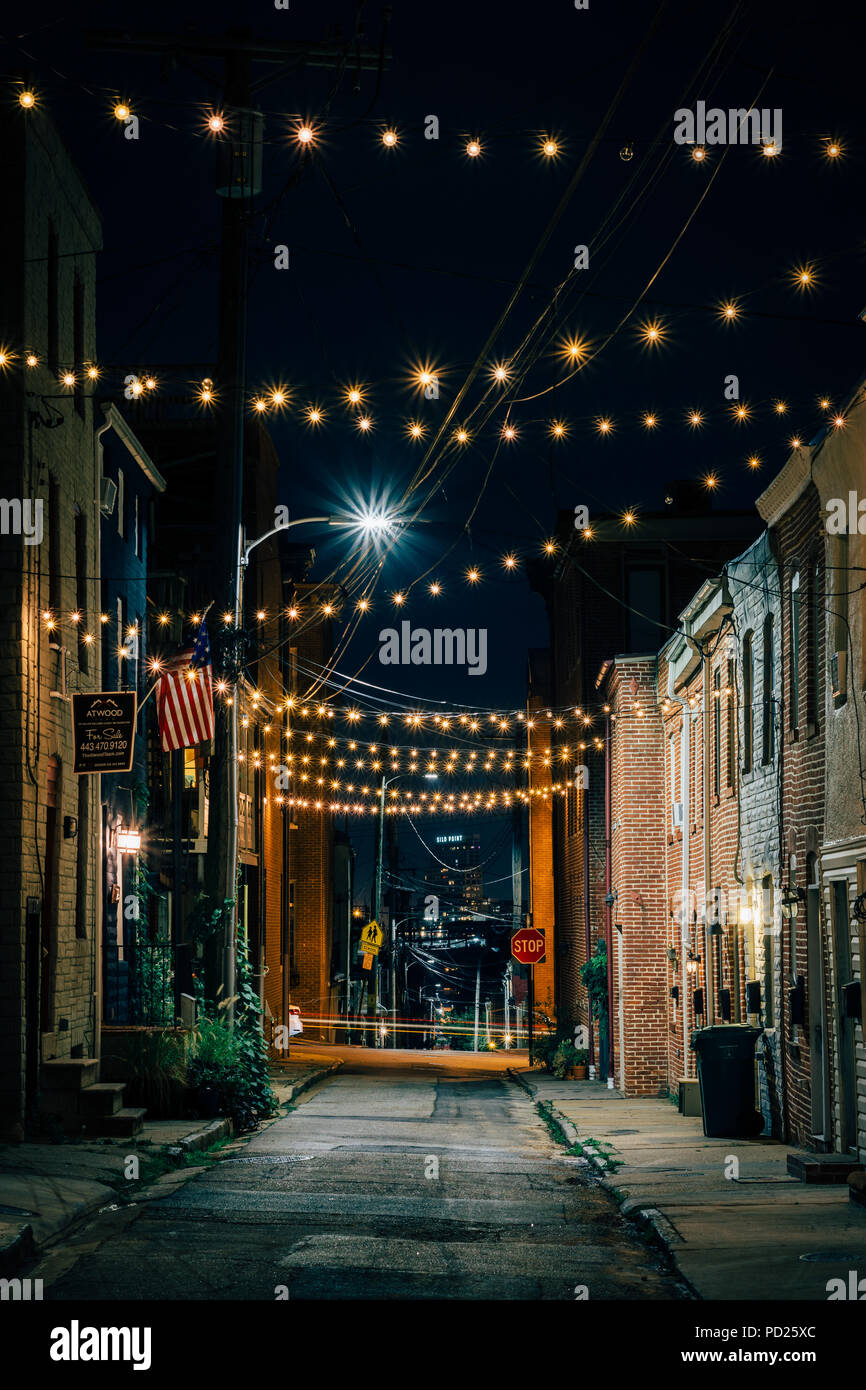 Luci di stringa su Chapel Street in notturna a macellai Hill, Baltimore, Maryland Foto Stock