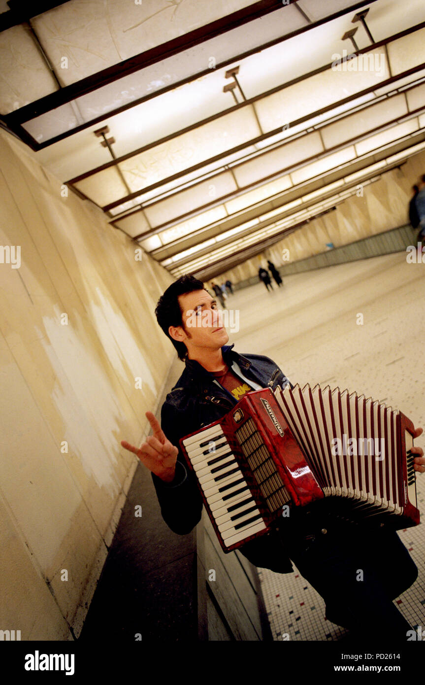 TV belga host/ musicista Gerrit Decock raffigurato come un musicista di strada in Brussels-Central stazione ferroviaria (Belgio, 14/10/2004) Foto Stock