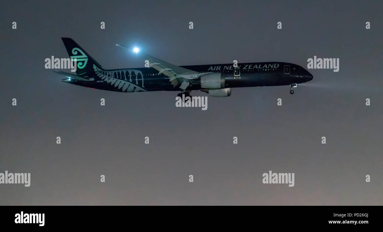 Aria Nuova Zelanda aereo Boeing 777 in tutti i neri livrea atterraggio all'Aeroporto Internazionale di Tan Son Nhat Foto Stock