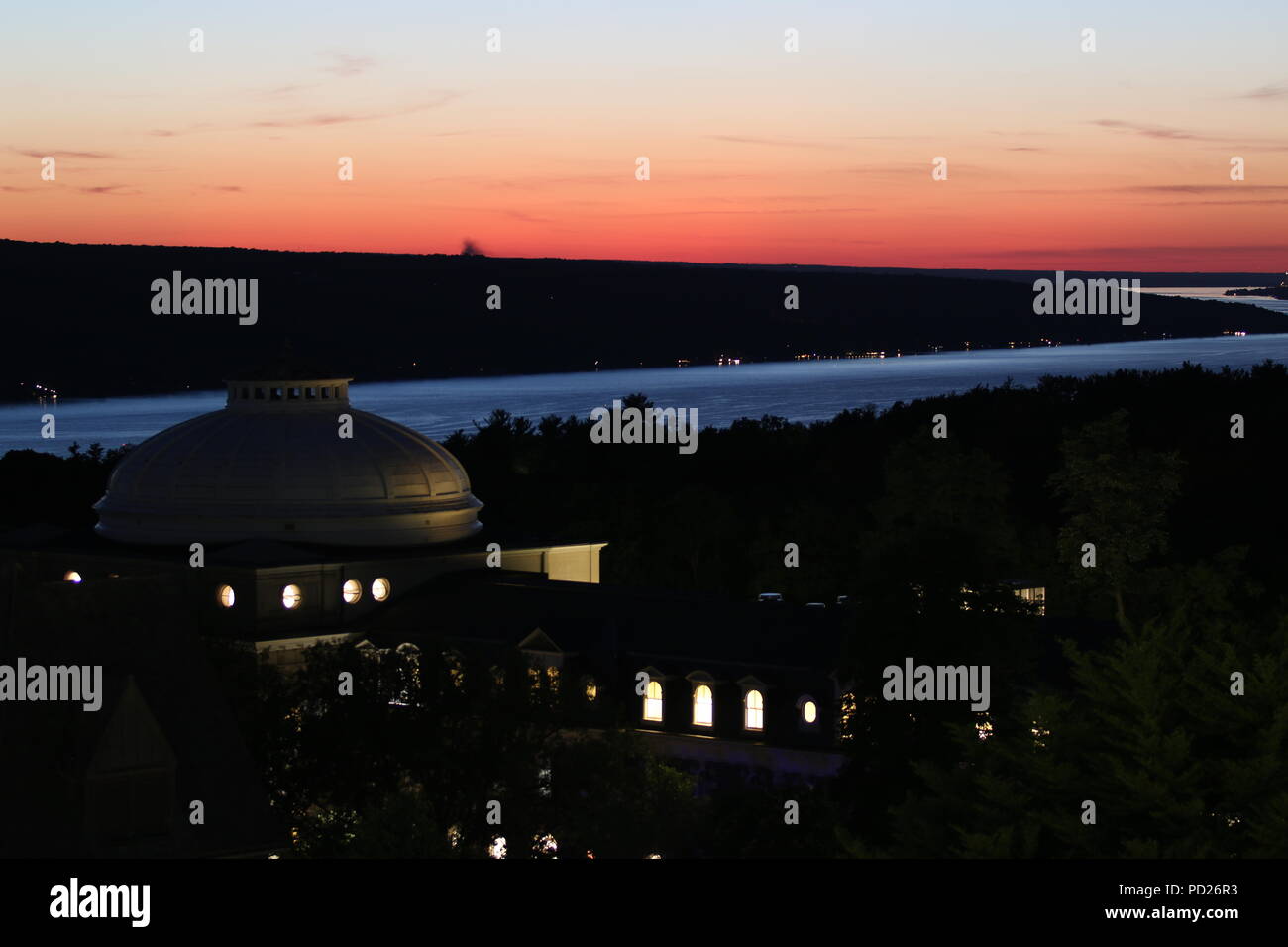 Cayuga Lake al tramonto come si vede dalla Cornell University con la cupola di Sibley Hall in primo piano. Foto Stock