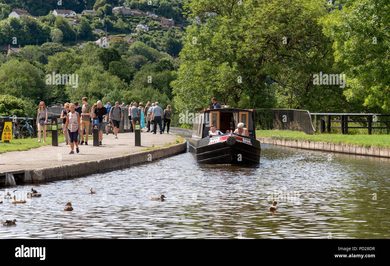 Un narrowboat uscendo dalla Acquedotto Pontcysyllte oltre il fiume Dee a Trevor Conca al Llangollen Canal, a nord-est del Galles. Regno Unito Foto Stock