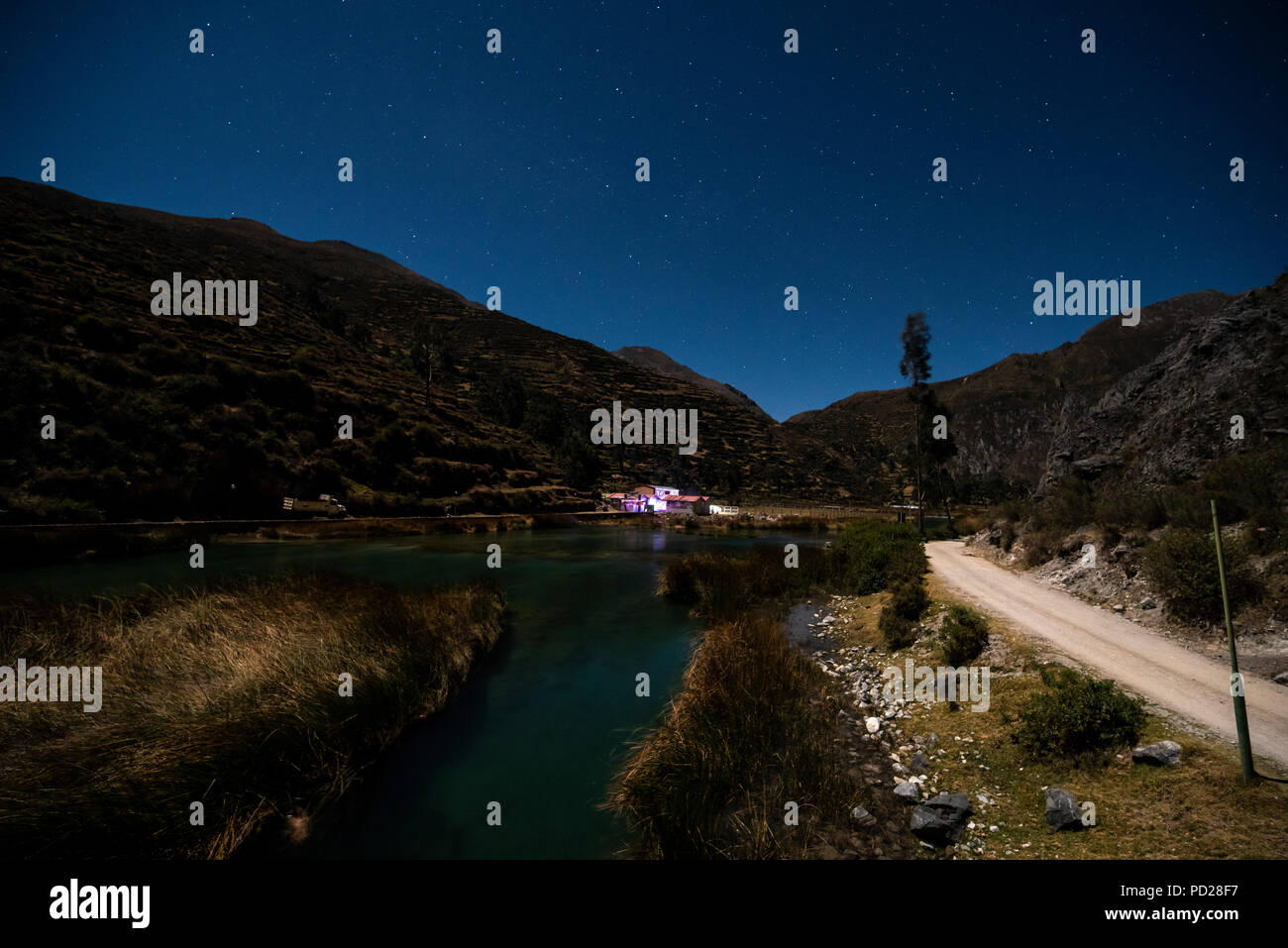 Paesaggi di notte con la luce della luna piena in Huancaya, né Yauyos-Cochas riserva paesaggistica, Ande Lima, Perù. Foto Stock