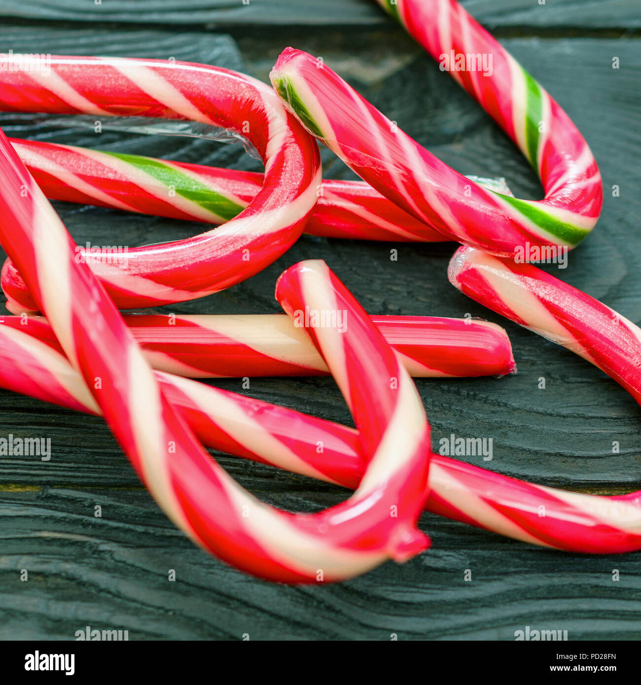 Natale la dolcezza. Festa di Natale al caramello staffs giacciono un heap al buio su un superficie di legno. Concetto di Natale dolci tradizionali. Per instagram forma Foto Stock