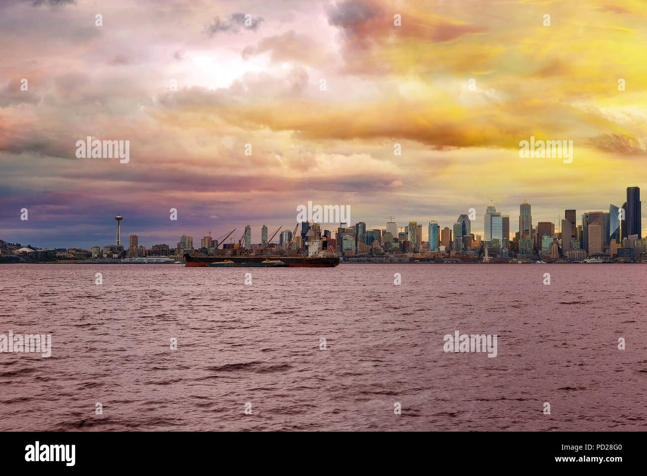Seattle Washington skyline della città lungo Elliot Bay di Puget Sound da Alki Beach durante il tramonto Foto Stock
