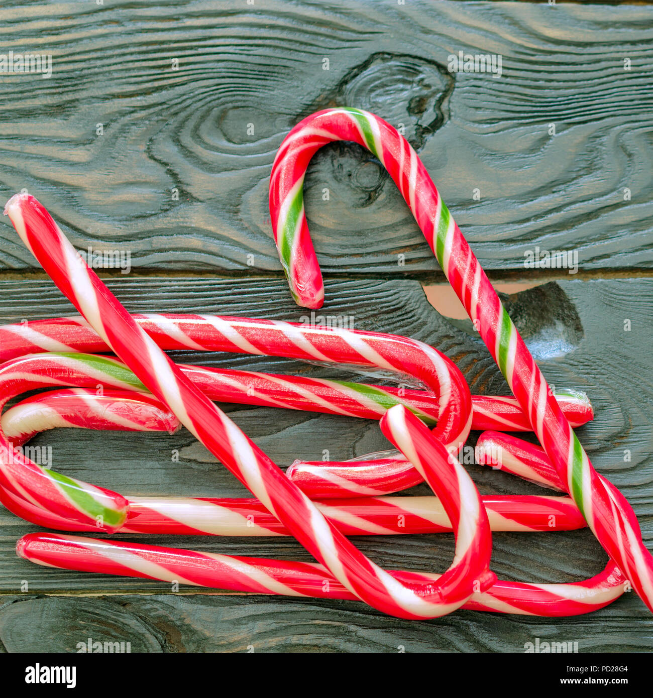 Natale la dolcezza. Festa di Natale al caramello staffs giacciono un heap al buio su un superficie di legno. Concetto di Natale dolci tradizionali. Per instagram forma Foto Stock