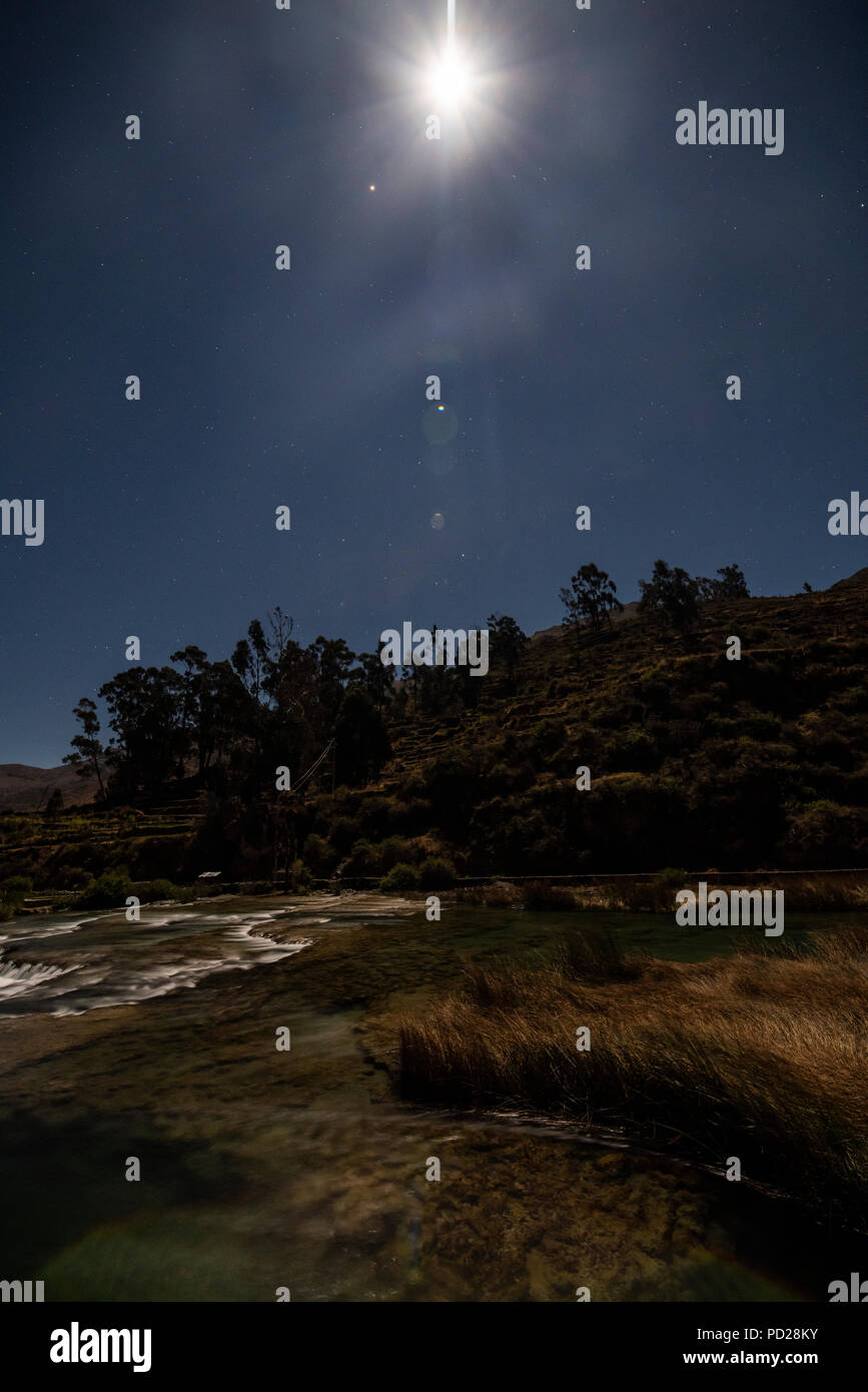 Paesaggi di notte con la luce della luna piena in Huancaya, né Yauyos-Cochas riserva paesaggistica, Ande Lima, Perù. Foto Stock