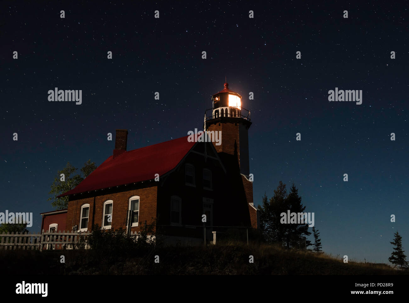 Eagle Harbor Lighthouse, Keweenaw Peninsula, MI, Stati Uniti d'America, da Bruce Montagne/Dembinsky Foto Assoc Foto Stock