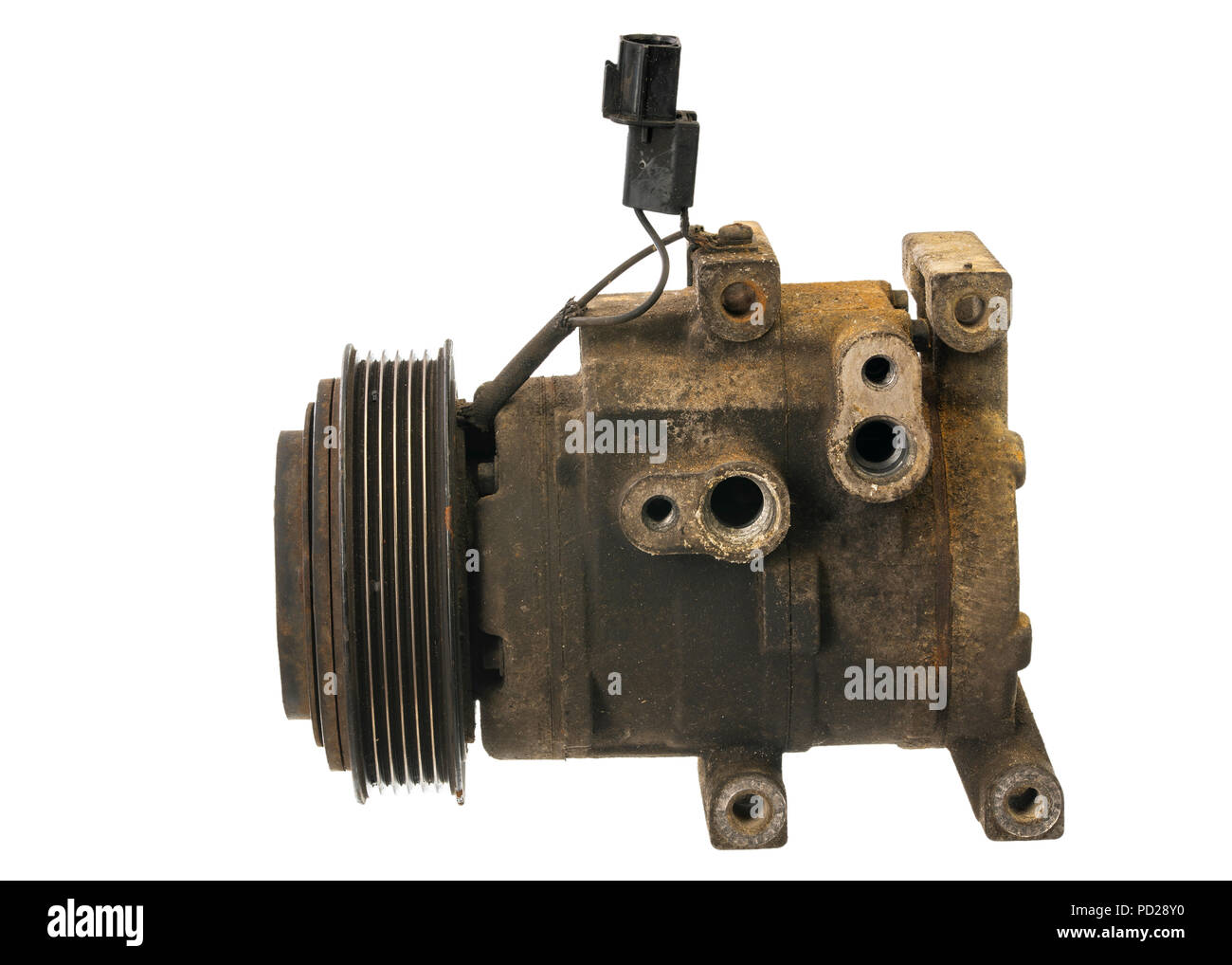Automotive compressore aria condizionata, un vecchio motore disabili tiro da un auto il dettaglio isolato su uno sfondo bianco Foto Stock