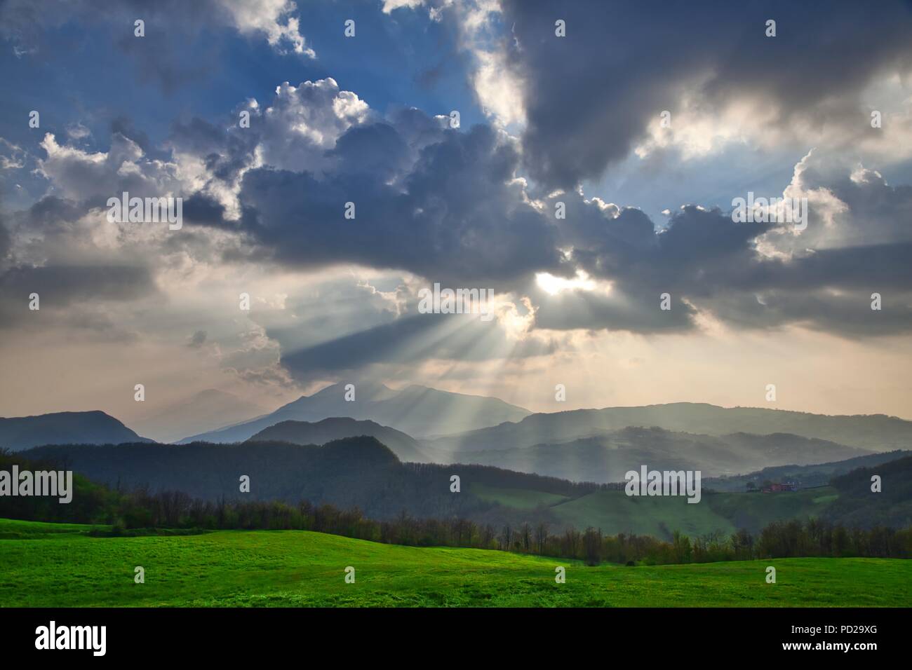 Nuvole sopra le montagne dell'Appennino, Emilia Romagna, Italia Foto Stock