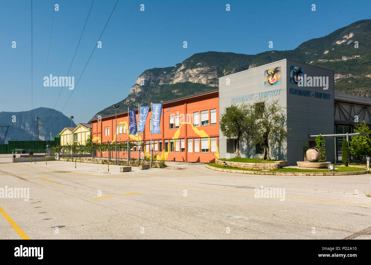 Magrè sulla Strada del Vino Alto Adige, Bolzano, Italia -Coop. Kurmark-Unifruit edificio: centro di trasformazione e vendita di apple 'Marlene'. Foto Stock