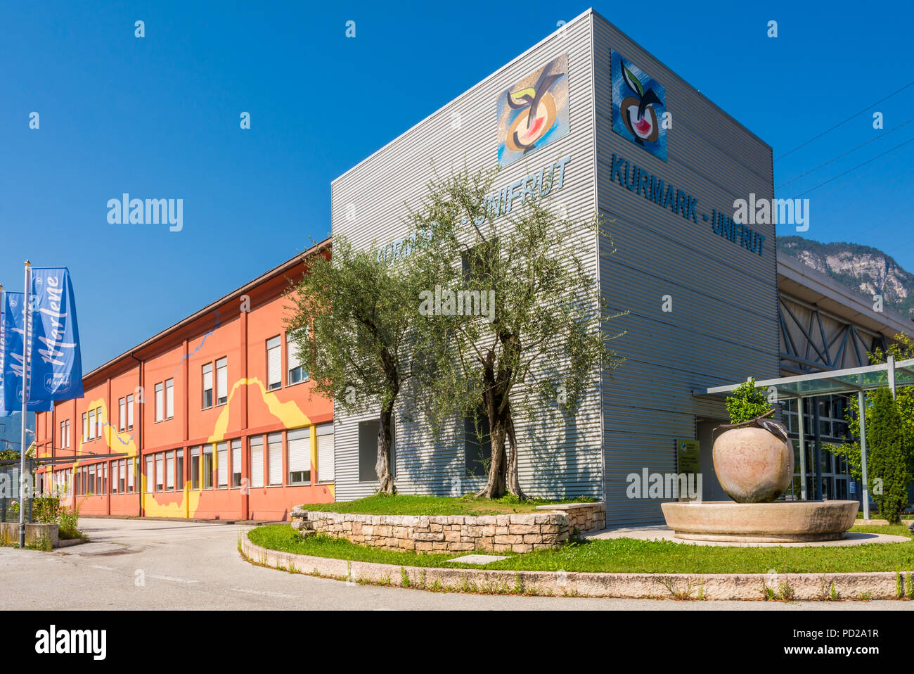 Magrè sulla Strada del Vino Alto Adige, Bolzano, Italia -Coop. Kurmark-Unifruit edificio: centro di trasformazione e vendita di apple 'Marlene'. Foto Stock