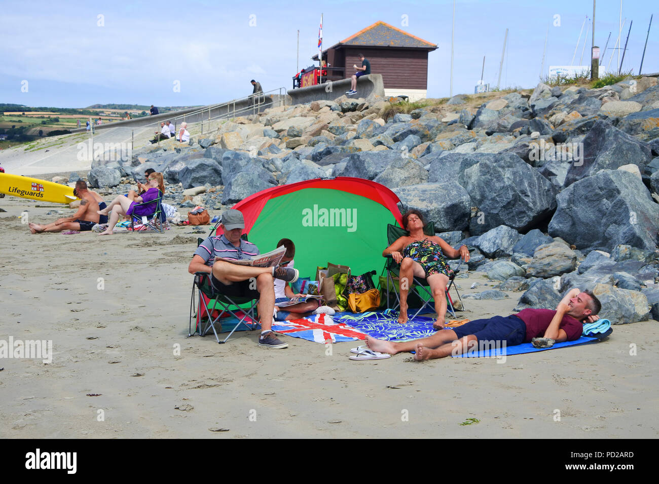 Famiglia rilassante sulla spiaggia a Marazion, Cornwall, Regno Unito - Giovanni Gollop Foto Stock