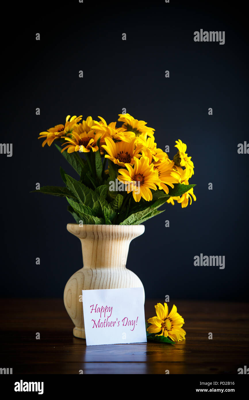 Bouquet di giallo margherite di grandi dimensioni Foto Stock