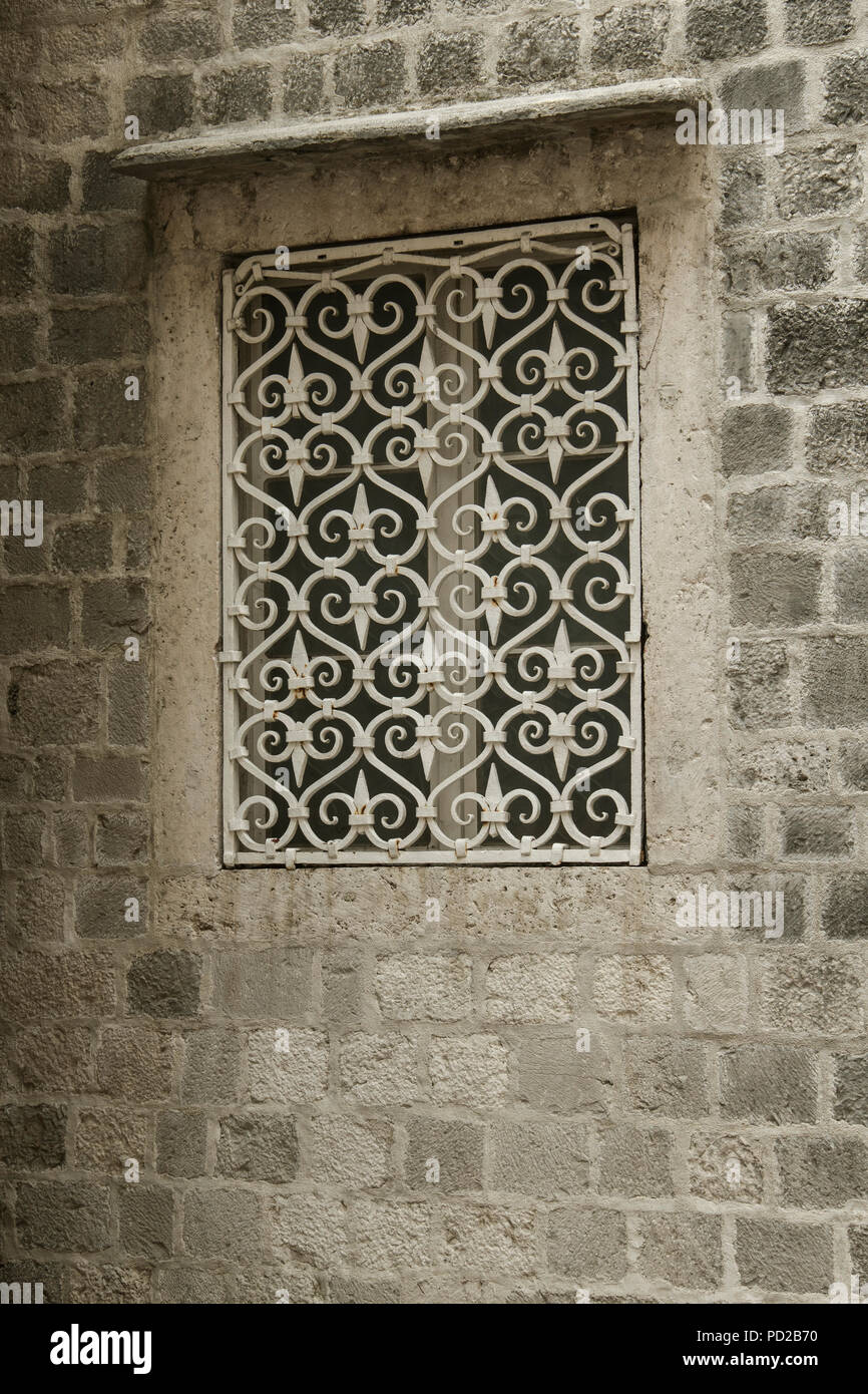 Una finestra di una casa di pietra Foto Stock