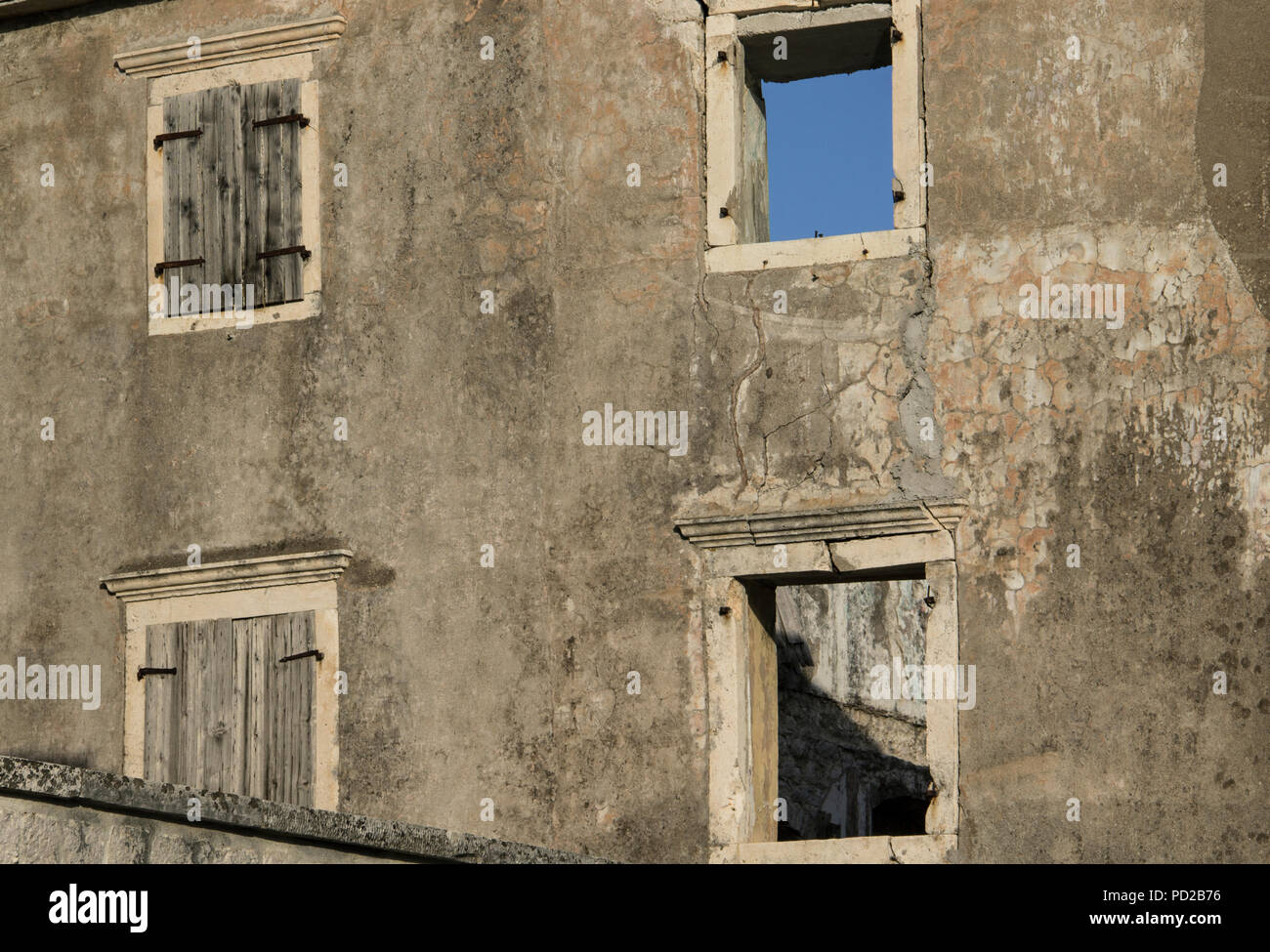 Una finestra di una casa di pietra Foto Stock