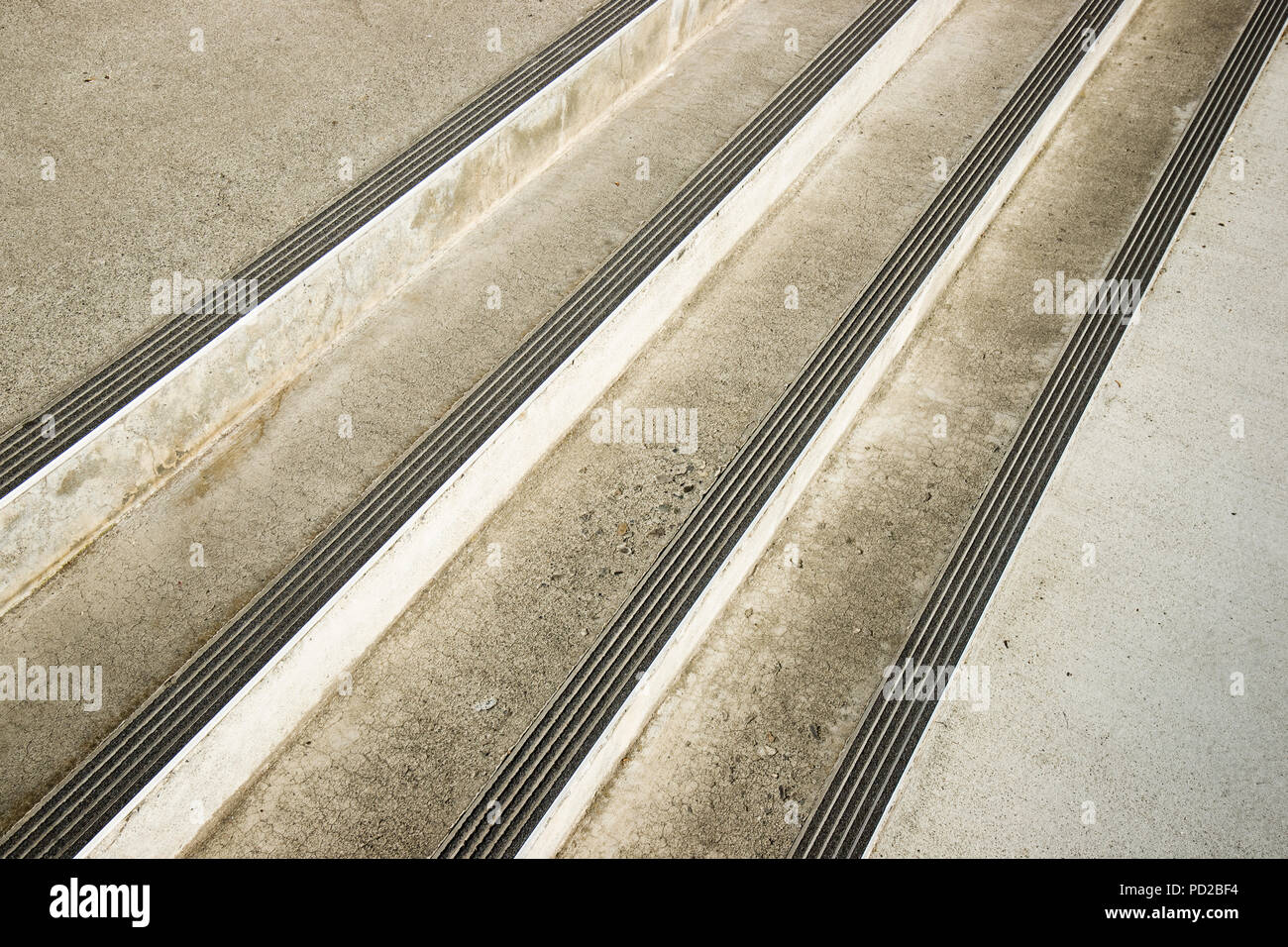 Scale di cemento con antiscivolo in alluminio estruso stair strisce a gradino per la sicurezza e la presa. Foto Stock