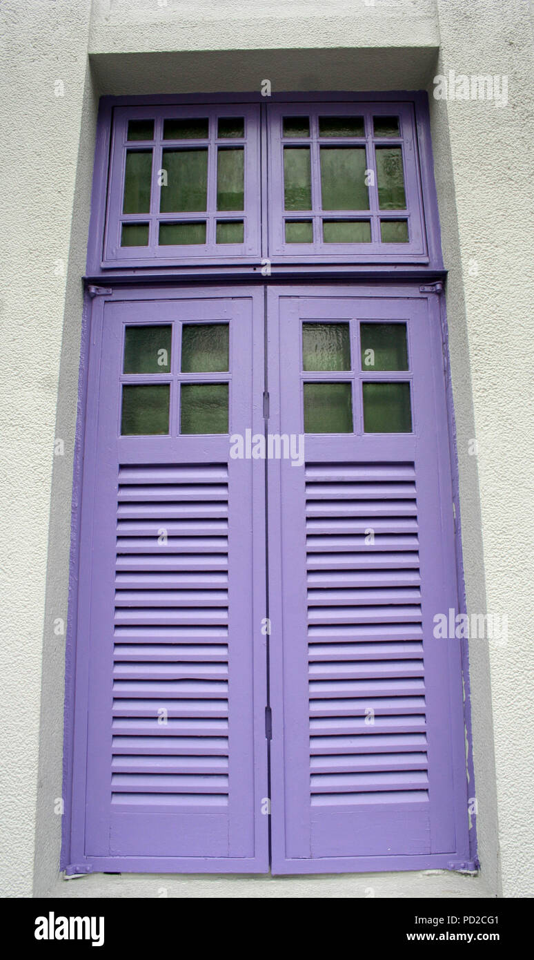Viola porta e finestra sulla costruzione di eredità, Singapore Foto Stock