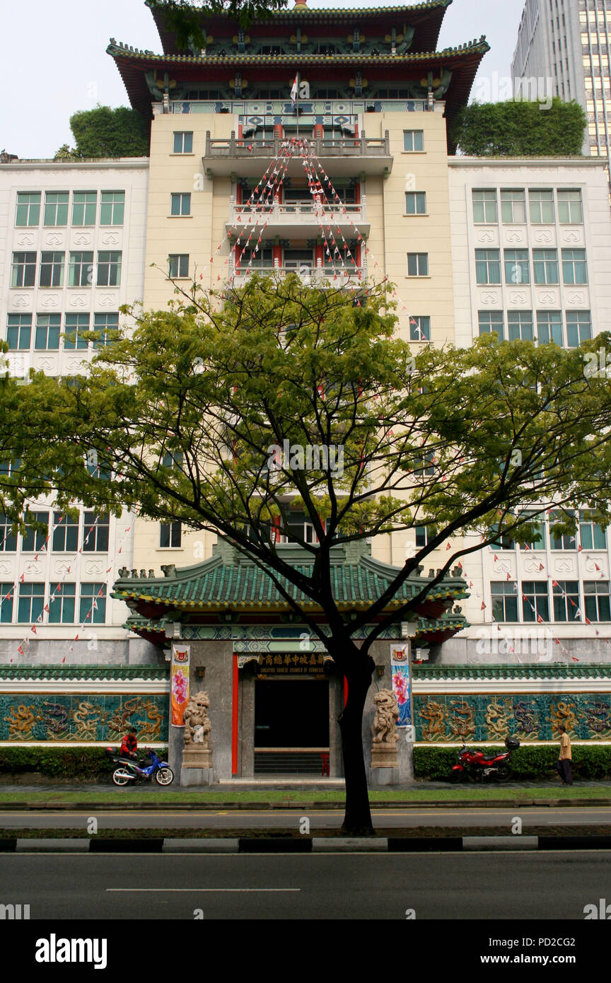Stile asiatico alto edificio con un albero davanti, Singapore Foto Stock