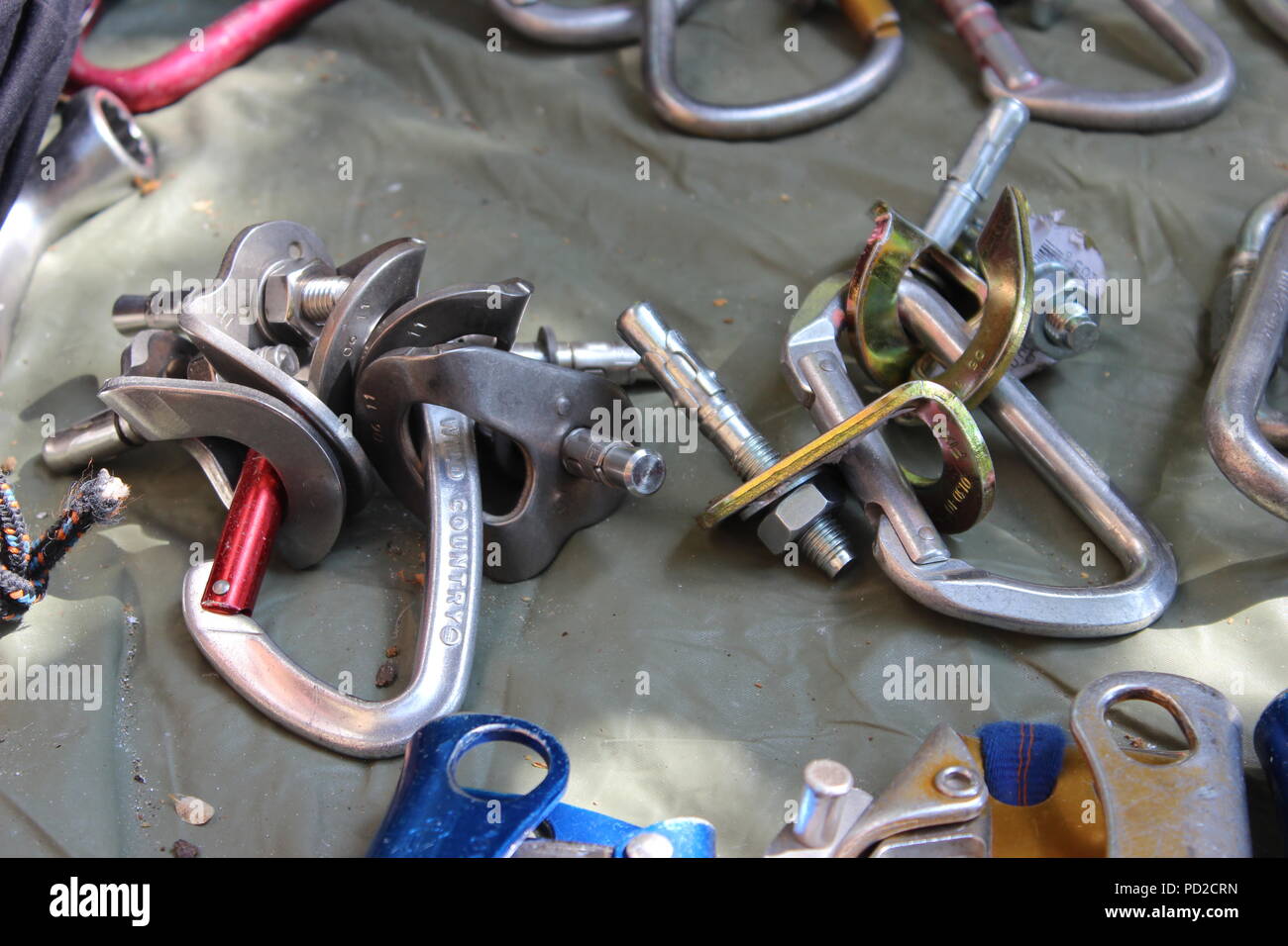 Arrampicata su roccia marcia per arrampicata tradizionali al fine di avere una protezione automatica durante la salita sulla parete. Nell'immagine i bulloni Foto Stock