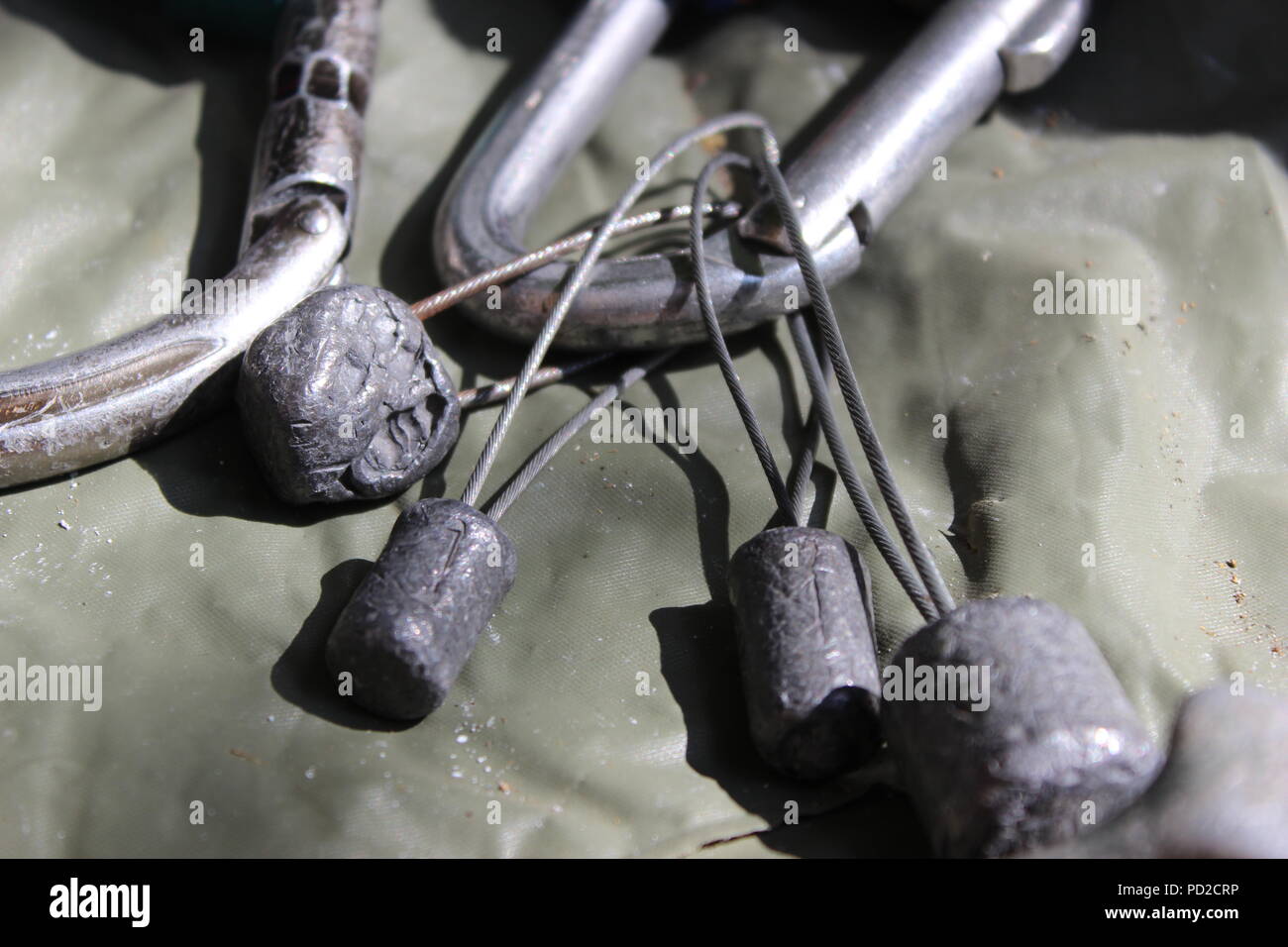 Arrampicata su roccia marcia per arrampicata tradizionali al fine di avere una protezione automatica durante la salita sulla parete. Nell'immagine copperheads Foto Stock
