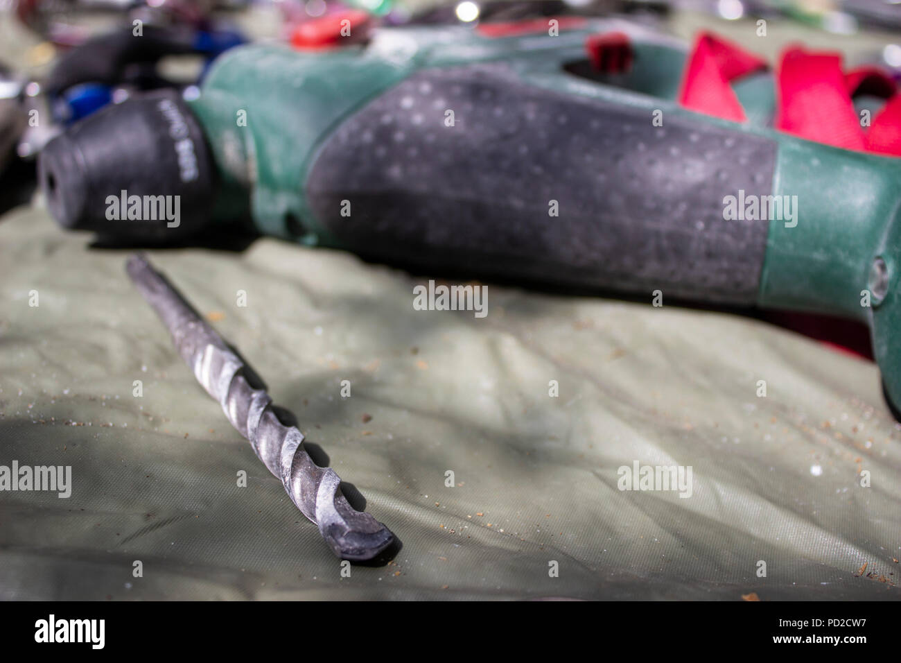 Arrampicata su roccia marcia per arrampicata tradizionali al fine di avere una protezione automatica durante la salita sulla parete. Nell'immagine un trapano per introdurre i bulloni Foto Stock